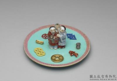 图片[3]-Incense stick holder in the shape of the Twin Immortals of Union and Harmony with the Eight Treasures in famille rose on a green ground, Qing dynasty, Jiaqing reign (1796-1820)-China Archive